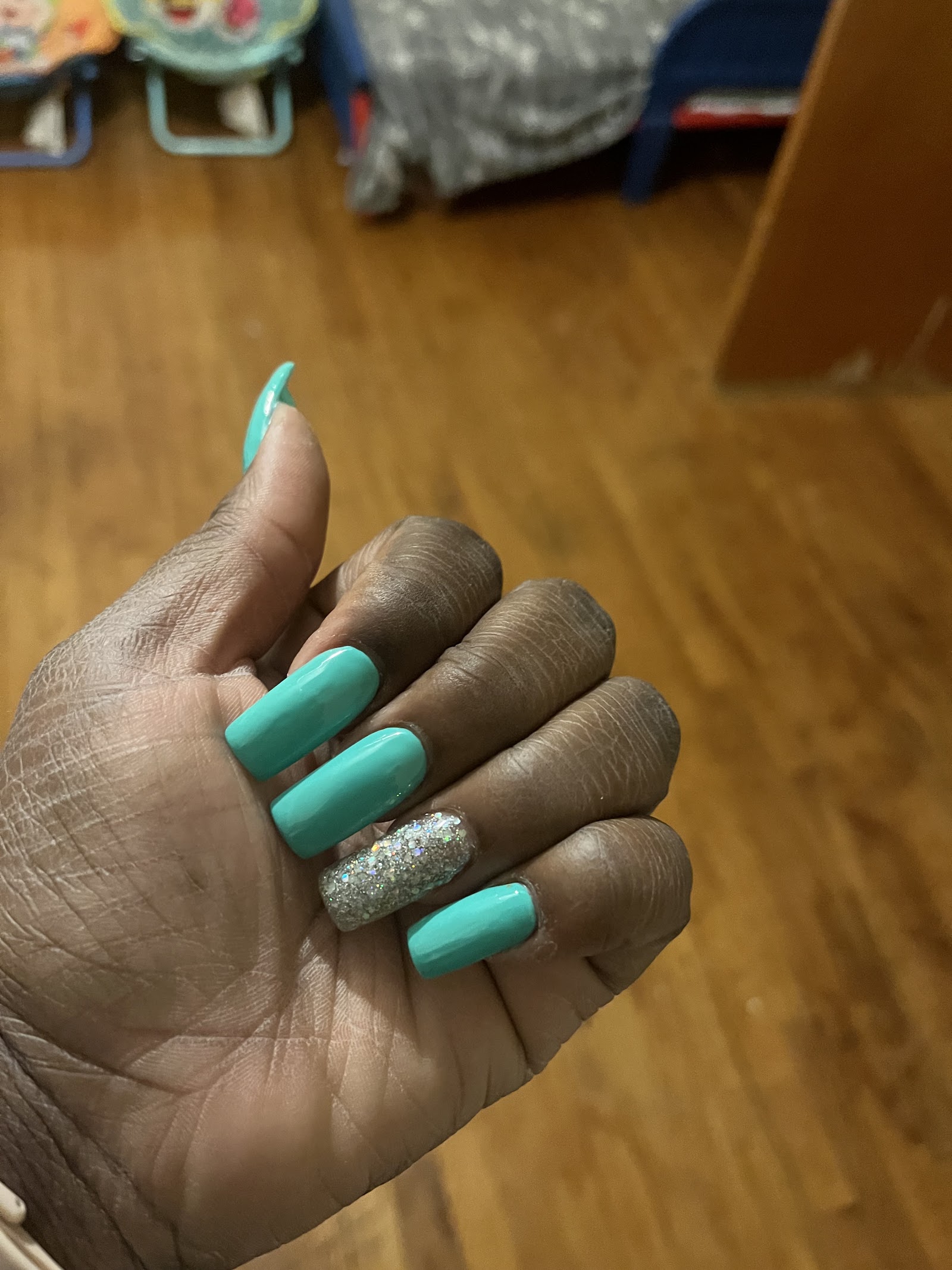 Queen Nails logo